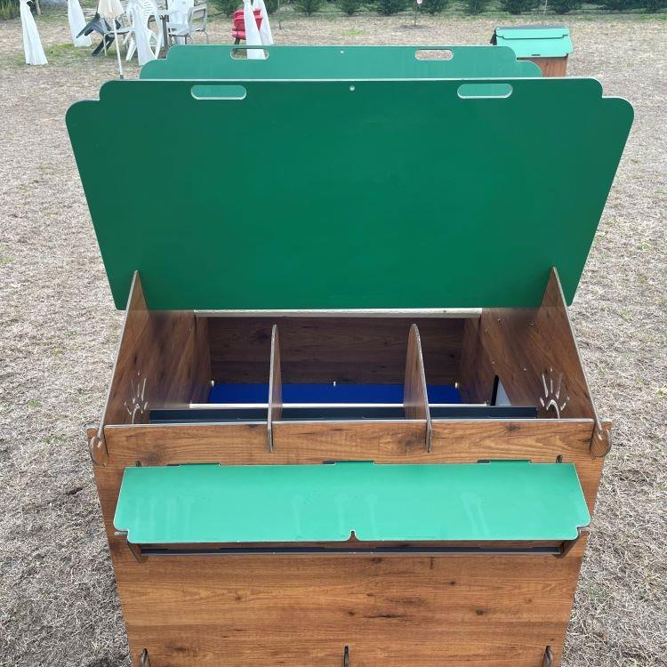 Pollaio per Galline Modello Moroseta Plus | In Laminato Plastico | Porta Crepuscolare Inclusa